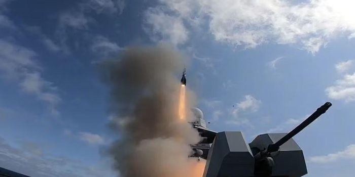 Theo tờ La Repubblica, Ukraine hiện đã có 2 hệ thống phòng không SAMP/T do Ý và Pháp cung cấp, nhưng đang phải đối mặt với tình trạng thiếu tên lửa Aster 30 kể từ mùa hè năm 2025 do kho dự trữ của châu Âu cạn kiệt.