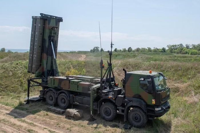 SAMP/T NG là phiên bản nâng cấp sâu từ SAMP/T hiện đang được sử dụng tại Ukraine khi trang bị radar hiện đại hơn, hệ thống điều khiển hỏa lực cải tiến và khả năng phát hiện cũng như đánh chặn các mục tiêu trên không được nâng cao.