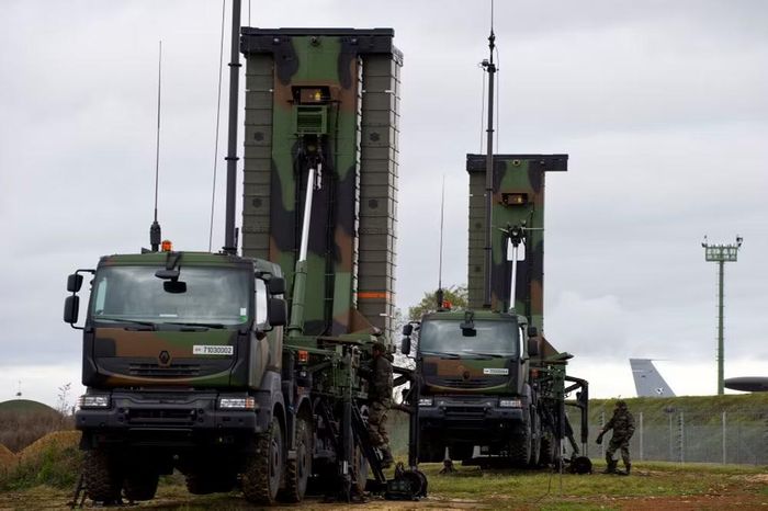Trong khi đó đối thủ của nó là hệ thống Patriot được biết đến rộng rãi và tiếp thị tích cực hơn trên toàn cầu, chủ yếu là do Mỹ có khả năng quảng bá và mạng lưới phân phối vượt trội.