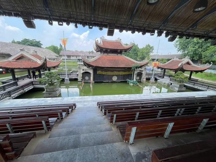 Khu vực biểu diễn múa rối với khán đài có thể phục vụ 200 khách