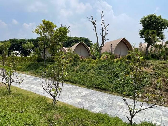 Những công trình kiên cố phục vụ ăn uống và lưu trú bên trong Khu sinh thái Nắng Sông Hồng