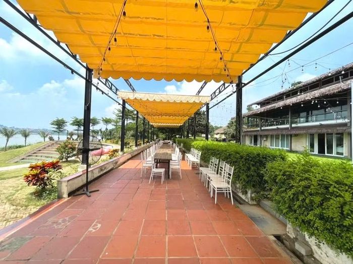 Không chỉ ăn uống, tại đây còn có khu vui chơi trẻ em, xe đạp đôi và các hoạt động phục vụ khách tham quan