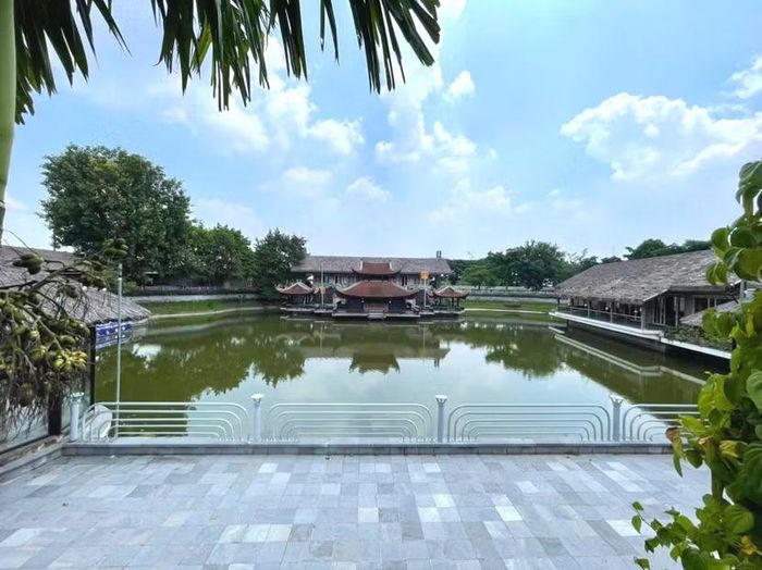 Không gian phục vụ ăn uống được giới thiệu với nhiều khu vực có quy mô khác nhau.