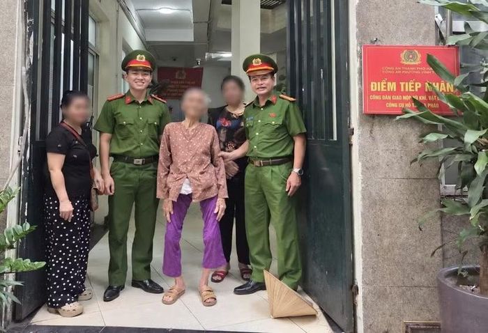 Công an phường Vĩnh Tuy nhanh chóng xác minh, hỗ trợ người cao tuổi đi lạc trở về gia đình