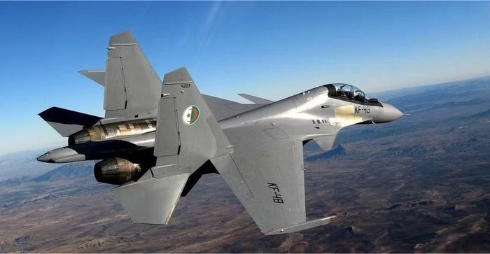 Trước khi Algeria đặt mua những chiếc Su-30 đầu tiên vào năm 2006, đối thủ cạnh tranh chính nó là Rafale do Pháp chế tạo, có giá tương đương nhưng chi phí vận hành trọn đời thấp hơn đáng kể do kích thước nhỏ gọn và yêu cầu bảo trì ít hơn.