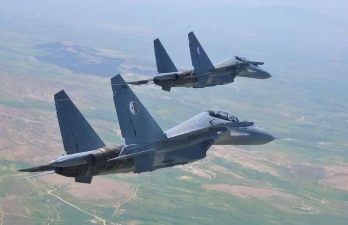 Su-30 là tiêm kích hạng nặng hai động cơ, giữ vai trò nòng cốt của phi đội máy bay chiến đấu thuộc Không quân Algeria, đây là phiên bản 2 chỗ ngồi được cải tiến từ Su-27, với hệ thống điện tử hàng không tiên tiến, tầm bay tăng đáng kể và phạm vi nhiệm vụ rộng hơn.