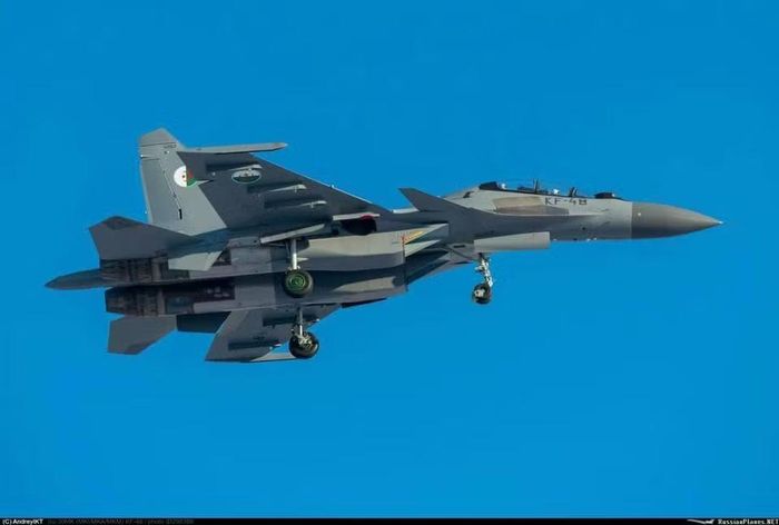 Cụ thể nó tích hợp radar N011M của Su-37 - một trong những radar mảng pha đầu tiên được lắp đặt trên máy bay chiến đấu - cũng như cánh mũi, động cơ AL-31FP và vòi phun điều hướng lực đẩy của Su-35.