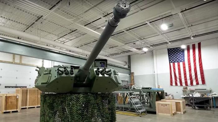Trong khi đó chiếc Lynx được phát triển dựa trên thiết kế KF41 Lynx, do Rheinmetall Landsysteme cùng với các đối tác sản xuất cho thị trường Hungary, Ý và Ukraine, nhưng đã được sửa đổi đáng kể để đáp ứng yêu cầu từ phía Mỹ.