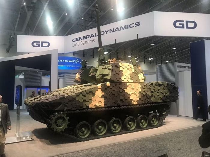Nó được trang bị pháo Northrop Grumman XM913 cỡ 50 mm, được phát triển đặc biệt cho dự án này, sử dụng đạn 50×228 mm. Khẩu pháo này được ghép nối với súng máy M240 cỡ 7,62 mm tiêu chuẩn.