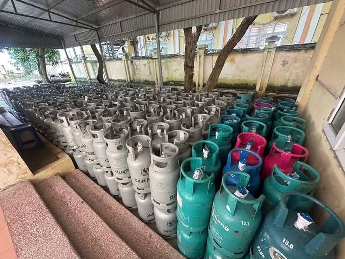 Hình ảnh dây chuyền và sản phẩm các bình khí gas san chiết trái phép
