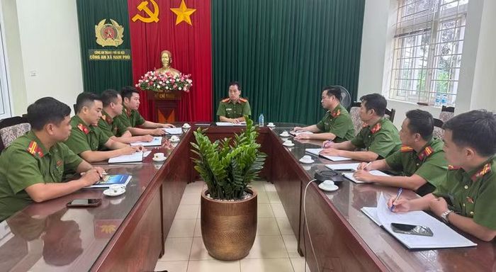 Thượng tá Trần Anh Dũng - Trưởng Công an xã Nam Phù chủ trì một buổi họp án của Công an xã