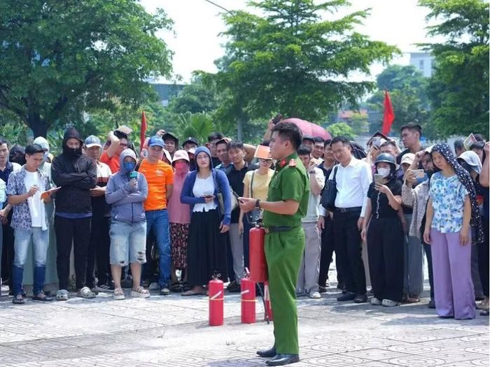 Cảnh sát PCCC và CNCH hướng dẫn kỹ năng sử dụng bình PCCC cho học viên