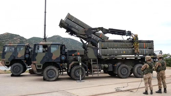 Đến năm 2028, con số dự kiến ​​sẽ vượt quá 300 tên lửa. Tuy nhiên, cần nhớ rằng dòng Aster bao gồm cả Aster 15 ngắn hơn, được sử dụng trên các tàu chiến trang bị bệ phóng Sylver A43.