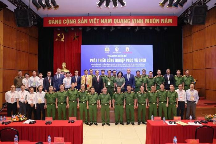 Các đại biểu chụp ảnh lưu niệm tại tọa đàm