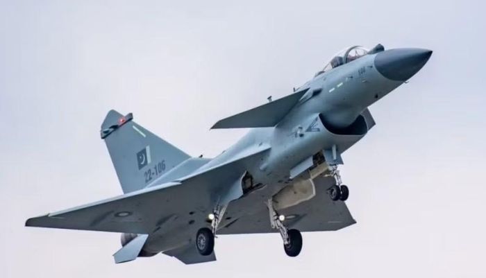 Jane's cho biết các lô J-10 được sản xuất trong giai đoạn đầu đều sử dụng động cơ AL-31FN Series 3.