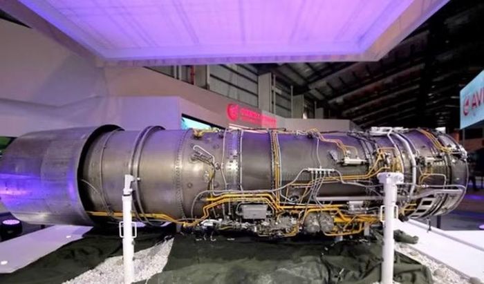 Điều đó có ý nghĩa lớn bởi J-10 là tiêm kích 1 động cơ. Với loại máy bay này, độ tin cậy của động cơ đặc biệt quan trọng.