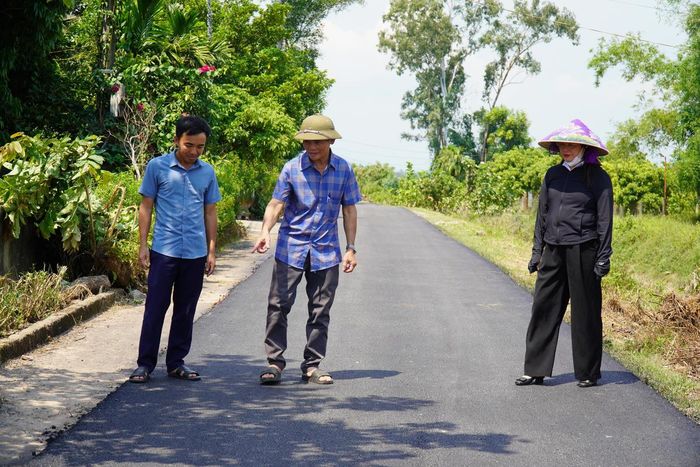 Tuyến đường ở thôn Thanh Tân (xã Cẩm Xuyên, tỉnh Hà Tĩnh) từng được Ban giám sát đầu tư cộng đồng “đình chỉ” 2 giờ để làm sạch trước khi rải thảm.