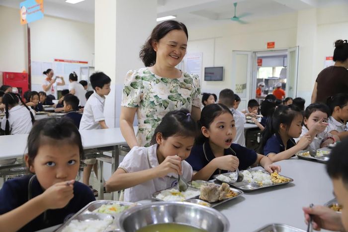 Bữa ăn bán trú của học sinh Hà Nội được kiểm soát chặt chẽ.