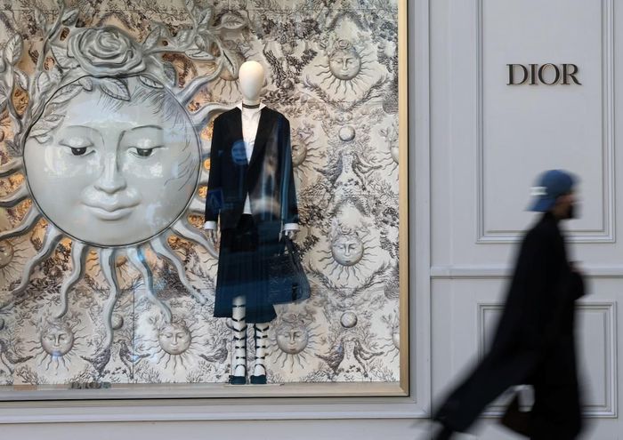  LVMH ghi nhận 17,8 tỷ euro lợi nhuận năm qua, cao hơn 50% so với 2019, nhưng vốn hóa đã giảm hơn nửa khi niềm tin vào thị trường xa xỉ phai nhạt. Ảnh: Reuters. 