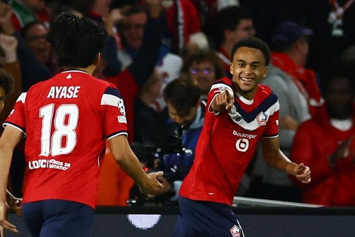 Em trai Mbappe (phải) khiến Lille mất người từ phút 56.