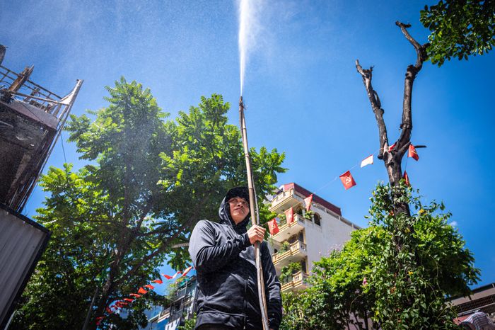 Trước nguy cơ nóng và khô hạn kéo dài, người dân cần chủ động trữ nước hợp lý, tránh nắng gắt và cập nhật thường xuyên cảnh báo thời tiết. Ảnh: Đinh Hà.