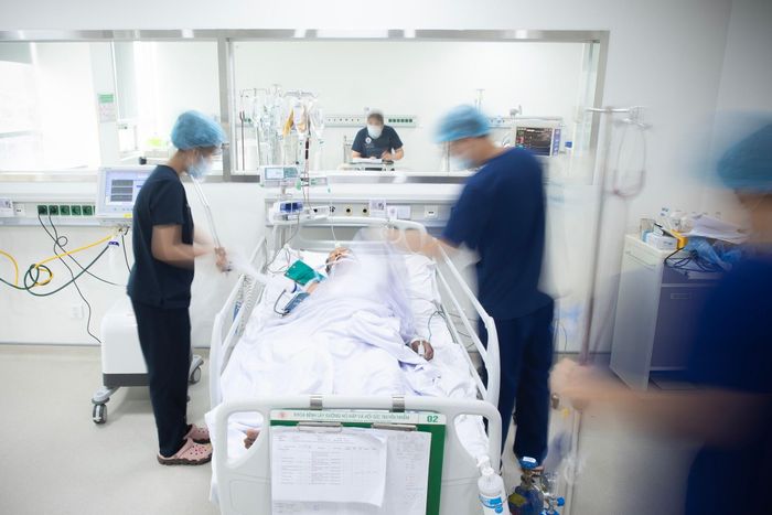  Sau 6 năm đại học, bác sĩ trẻ tiếp tục trải qua 3 năm đào tạo nội trú với cường độ cao. Ảnh: Việt Linh.