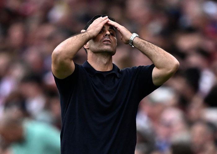 Arsenal hủy họp báo vì vấn đề di chuyển. Ảnh: Reuters
