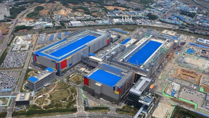 Tổ hợp sản xuất chip của Samsung Electronics tại Pyeongtaek, Hàn Quốc. Bán dẫn chiếm hơn 40% tổng kim ngạch xuất khẩu của nước này trong 8 tháng đầu năm 2026. Ảnh: Samsung.