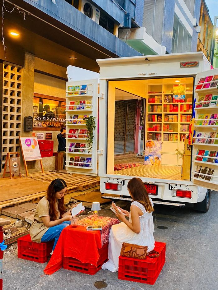 Tiệm sách 4 bánh đã ghé nhiều địa phương như Nakhon Ratchasima, Lampang hay Khon Kaen. 