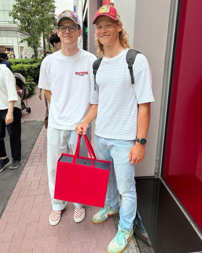 Metin và Nurdan Ertogan (trái); Paweł và Michał KlimczukJason Douglas đến Nhật Bản tìm mua đôi giày "hot" nhất Tokyo. Ảnh: WSJ.