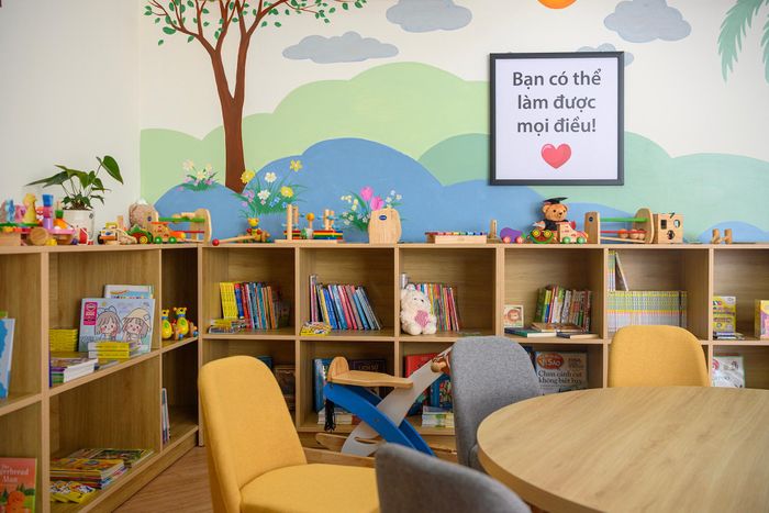  Trên các ô kệ gỗ của phòng đọc sách, nhiều món đồ chơi, mô hình nhân vật hoạt hình cùng vô số vòng tay hạt bệt rực rỡ sắc màu được sắp xếp ngộ nghĩnh. Mỗi món đồ xinh xắn đều do chính tay các em nhỏ tự làm hoặc được gửi tặng, mang đến sự sinh động cho căn phòng. 