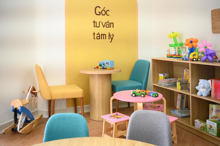  Không gian đọc sách kết hợp tham vấn tâm lý là điểm tựa toàn diện, giúp các bệnh nhi giữ vững thói quen học tập và không bị bỏ lại phía sau. 