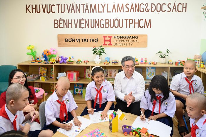  Trong căn phòng đọc sách vừa khánh thành của Bệnh viện Ung bướu TP.HCM, ông Nguyễn Phước Lộc, Phó Bí thư Thành uỷ TP.HCM ân cần ngồi bên các em nhỏ, nhẹ nhàng trò chuyện và cùng các em khám phá từng trang sách rực rỡ. Những cái nắm tay, những câu chuyện trò nhỏ to và tiếng cười tiếp thêm nghị lực cho các "chiến binh nhí" trên hành trình chiến thắng bệnh tật. 
