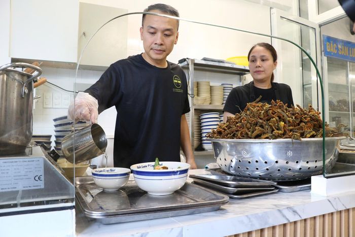  Anh Long ủng hộ và đồng hành cùng vợ trong hành trình mở quán. 