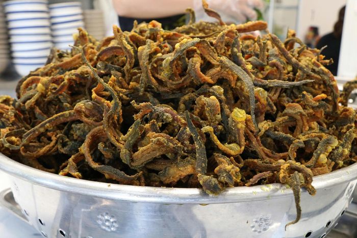Nguyên liệu và món ăn được chuẩn bị chỉn chu, màu sắc bắt mắt.