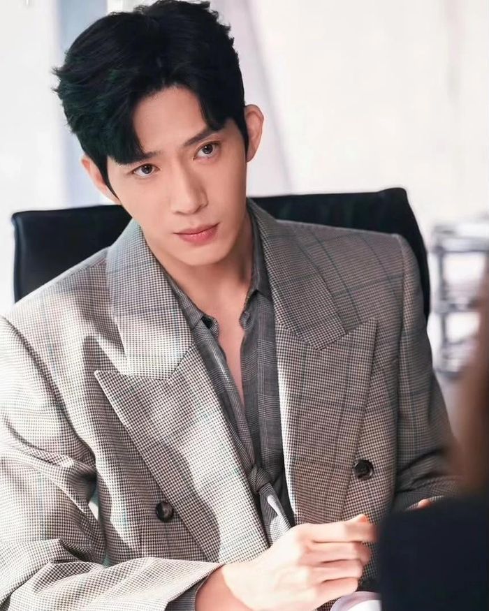 Tỉnh Bách Nhiên đang thu hút sự chú ý khi đảm nhận vai chính trong bộ phim truyền hình Trung Quốc Đầu xuân tươi sáng. Hóa thân thành Loan Niệm, một giám đốc sáng tạo quảng cáo sắc sảo, lạnh lùng nhưng kín đáo, nam diễn viên nhận được nhiều bàn luận từ khán giả. Sức nóng của bộ phim cũng kéo theo sự quan tâm dành cho đời tư, chuyện tình cảm và hành trình sự nghiệp của Tỉnh Bách Nhiên. Đằng sau hình ảnh một nam thần màn ảnh lịch lãm của Tỉnh Bách Nhiên là hành trình làm nghề gần 20 năm với nhiều thăng trầm. Ảnh: Youku, Bella.