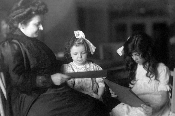  Khi học ở trường Y, Maria Montessori đã dũng cảm đứng lên chống lại những kẻ bắt nạt và quấy rối. Ảnh minh họa: A.M. 