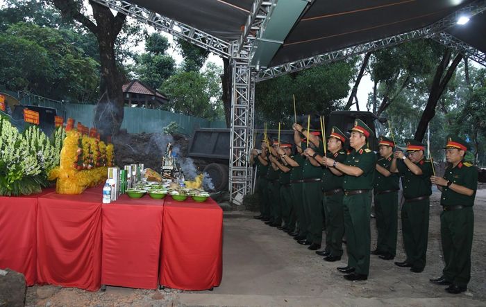 Đoàn quân khu 7 dâng hương sáng 9/9. Ảnh: Bộ Tư Lệnh TP.HCM.