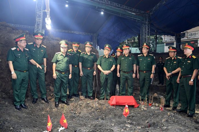 Trung tướng Lê Xuân Thế cùng đoàn dâng hương kiểm tra vị trí rãnh mộ mới. Ảnh: Bộ Tư Lệnh TP.HCM.