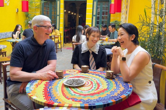 Tim Cook đăng ảnh uống cà phê trứng tại Hà Nội ngày 15/4/2024. Ảnh: Tim Cook.