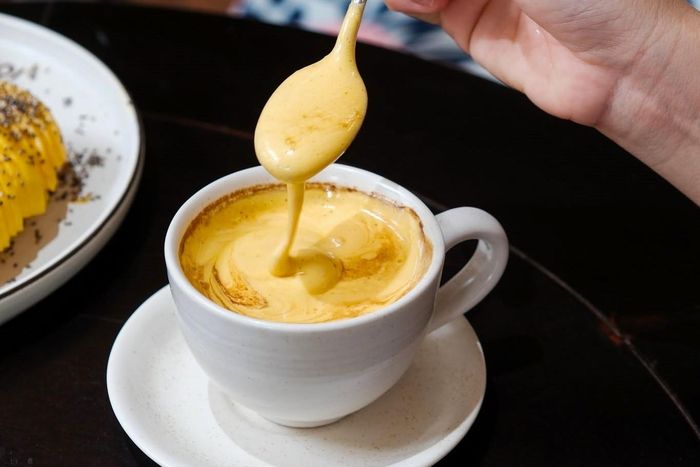 Điểm khác biệt của cà phê trứng là lớp kem bông xốp, sánh mịn. Ảnh: Little Egg Coffee.