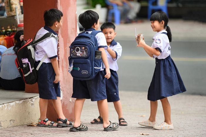 Hiệu trưởng Phạm Thúy Hà cho biết nhà trường hiểu rằng nhiều phụ huynh đăng ký bán trú vì không có thời gian đưa con về vào buổi trưa rồi quay lại trường vào buổi chiều. Vì vậy, trong thời gian chờ hoàn tất sửa chữa, trường cố gắng hỗ trợ để giảm áp lực cho gia đình. “Nhà trường rất thấu hiểu những khó khăn của phụ huynh trong giai đoạn này. Chúng tôi sẽ cố gắng để có thể tổ chức lại bán trú sớm nhất có thể, giúp phụ huynh đỡ vất vả trong việc đưa đón”, bà nói.