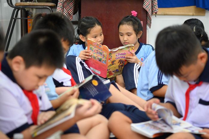Sau bữa ăn, học sinh sẽ nghỉ trưa ngay tại lớp, học sinh nam và nữ được bố trí khu vực riêng trên những tấm chiếu trải sẵn. Trường chưa tổ chức bán trú nên chưa có chăn, gối, phụ huynh có con ở lại sẽ tự chuẩn bị vật dụng cá nhân cho các em. Việc nghỉ tại lớp giúp học sinh không phải di chuyển xa, có thêm thời gian nghỉ ngơi trước khi tiếp tục học vào buổi chiều.