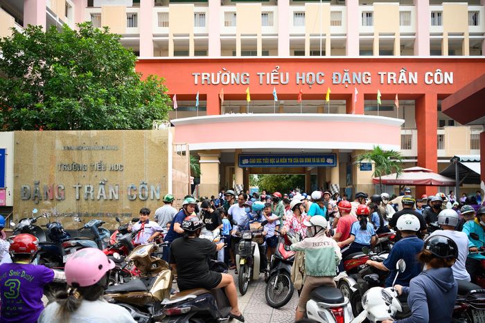 Trong ba ngày đầu năm học 2026-2027, cổng trường Tiểu học Đặng Trần Côn (phường Vĩnh Hội, TP.HCM) liên tục tấp nập phụ huynh đến đón con vào buổi trưa. Đến chiều, phụ huynh có con học lớp 3, 4, 5 lại đưa con trở lại trường để kịp ca học vào lúc 14h theo thời khóa biểu.