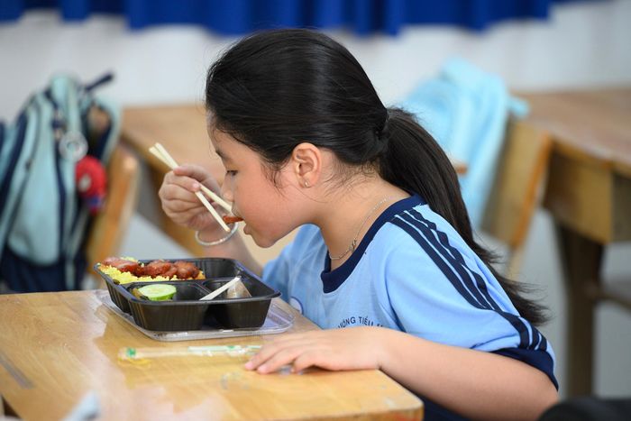 Ngày 9/9, trường Tiểu học Đặng Trần Côn ghi nhận 9 học sinh ở lại trường vào buổi trưa. Sau khi tập trung tại sân trường, các em lần lượt lên lớp theo hướng dẫn của giáo viên phụ trách. Dù việc ở lại trường buổi trưa chỉ là phương án tạm thời trong thời gian chưa tổ chức bán trú, học sinh vẫn nghiêm túc thực hiện theo hướng dẫn của giáo viên và nhà trường.