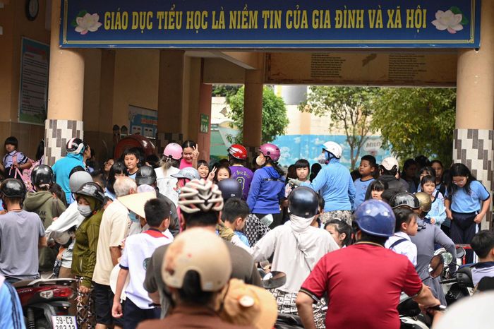 Cụ thể, trường điều chỉnh thời khóa biểu nhưng vẫn bảo đảm đủ các tiết học theo chương trình giáo dục phổ thông. Học sinh lớp 1 và lớp 2 học buổi sáng; lớp 3 ngoài các buổi sáng sẽ học thêm một buổi chiều mỗi tuần; lớp 4 và lớp 5 học thêm hai buổi chiều mỗi tuần. Cách sắp xếp này giúp giảm số lượt phụ huynh phải đưa con về vào buổi trưa.