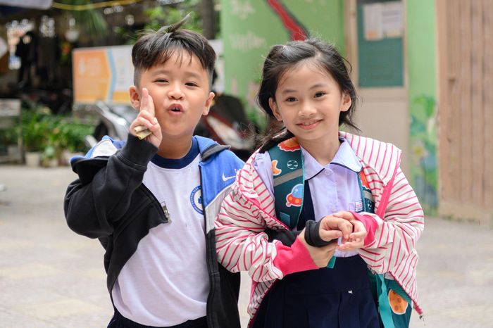 Bà Phạm Thúy Hà, Hiệu trưởng trường Tiểu học Đặng Trần Côn, cho biết trong năm học này, trường có 702 học sinh, bố trí theo 21 lớp. Trước thềm năm học mới, trường thực hiện sửa chữa định kỳ theo kế hoạch của thành phố, bắt đầu từ tháng 7 và dự kiến hoàn thành vào cuối tháng 9. Trong thời gian thi công, lượng bụi phát sinh khiến trường chưa đảm bảo điều kiện để tổ chức bán trú. Do đó, ban giám hiệu nhà trường phải tạm thời bố trí phương án học tập phù hợp để đảm bảo sức khỏe của trẻ.