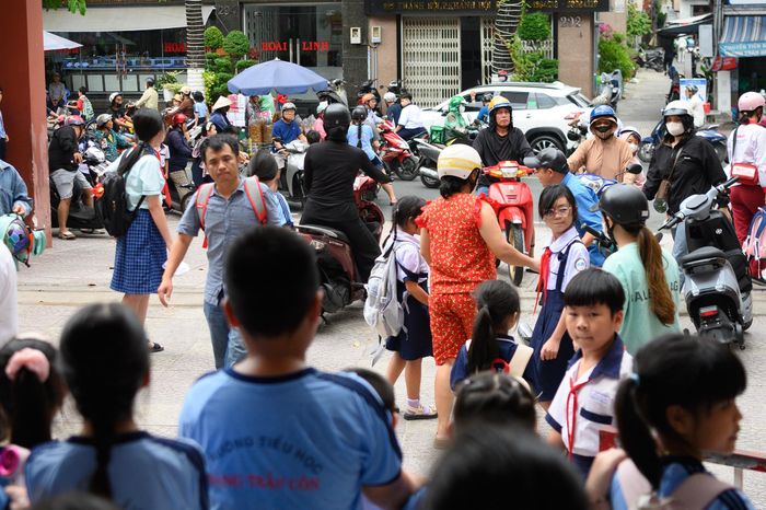 Vào giờ tan học, lượng phụ huynh tập trung đông trước cổng trường khiến giao thông khu vực này có lúc ùn ứ, các phương tiện di chuyển chậm. Trong lúc chờ cha mẹ đến đón, nhiều học sinh ở lại trong sân trường dưới sự trông coi của giáo viên và nhân viên bảo vệ.