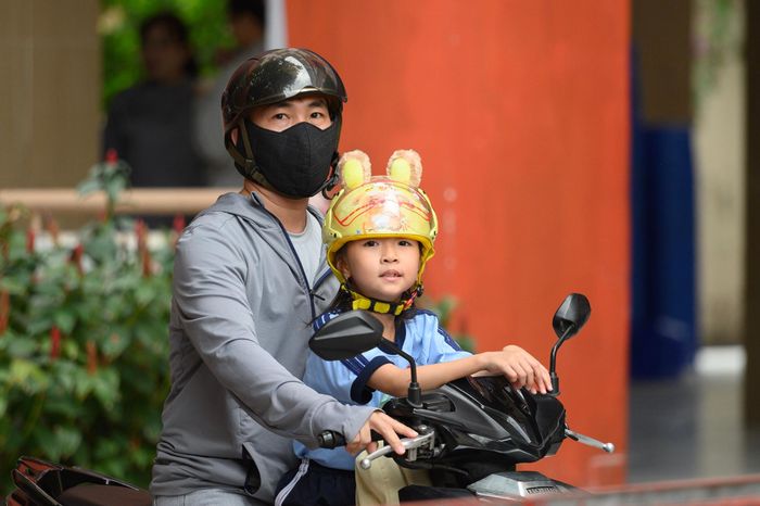 Anh Nguyễn Hoàng Tâm (áo xanh), phụ huynh có con học lớp 1, cho biết do trường chưa tổ chức bán trú, gia đình phải chủ động sắp xếp công việc để đưa đón con vào buổi trưa. Dù bất tiện, vị phụ huynh vẫn rất chia sẻ với nhà trường trong giai đoạn trường đang sửa chữa và chưa thể tổ chức bán trú. “Phụ huynh rất thông cảm vì đây là tình hình phát sinh, nhà trường cũng không mong muốn xảy ra. Tôi thấy trường đang cố gắng hỗ trợ hết sức cho phụ huynh và học sinh”, anh Tâm nói với Tri Thức - Znews.