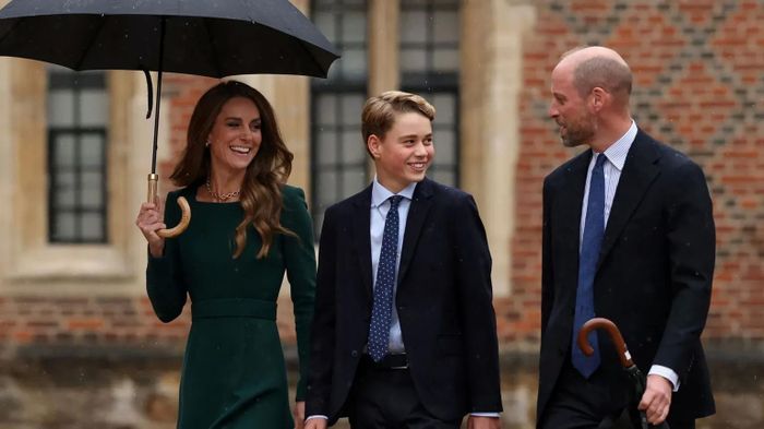 Ngày 8/9, Hoàng tử George, con trai cả của Thái tử Anh William và Vương phi Kate Middleton, được bố mẹ đưa đến nhập học tại trường nội trú Eton College ở Windsor, hạt Berkshire. Hiệu trưởng Simon Henderson cùng Chủ tịch Hội đồng quản trị nhà trường, ông Nicholas Coleridge, đích thân đón tiếp gia đình ngay tại sân trường. Ảnh: PA.